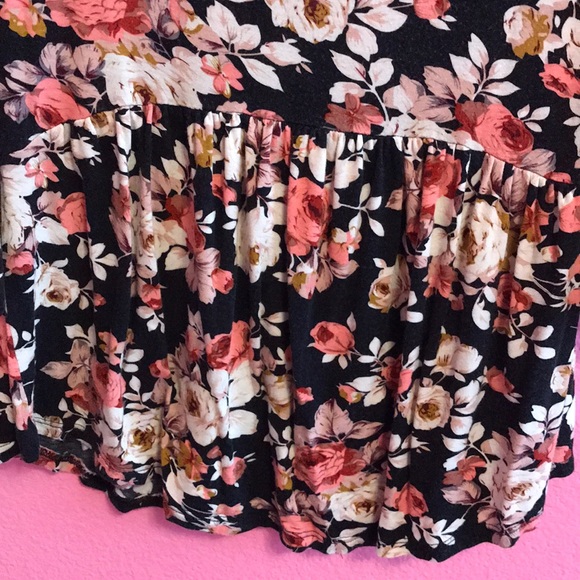 3/$20 🦋 Threads Studio Floral Ruffled Blouse - Picture 3 of 9